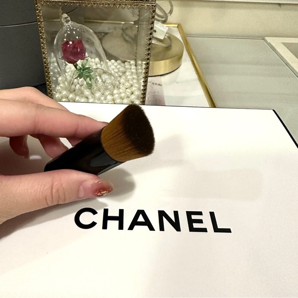 Chanel FLUID AND POWDER FOUNDATION BRUSH —Brand New - Picture 3 of 4